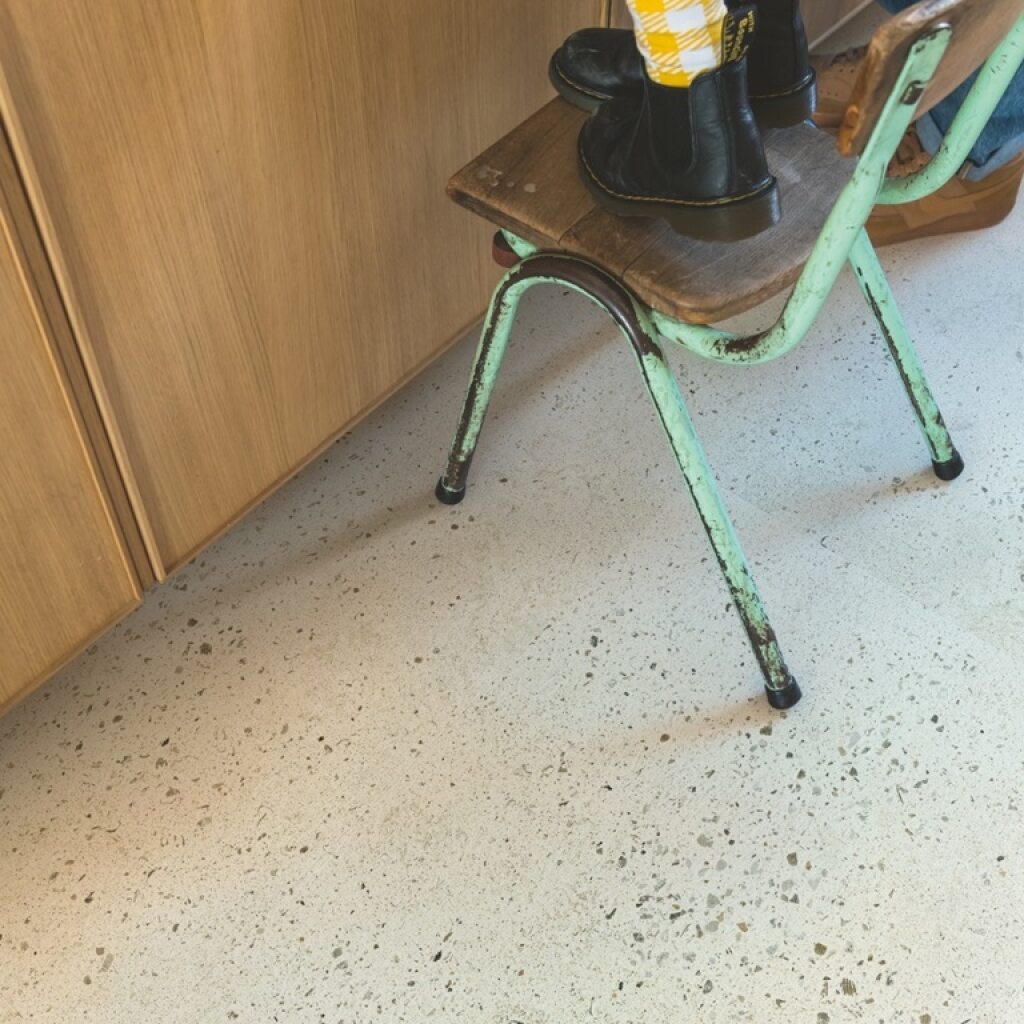 QUICK STEP ILLUME Beton oblázkový AVMTU40276